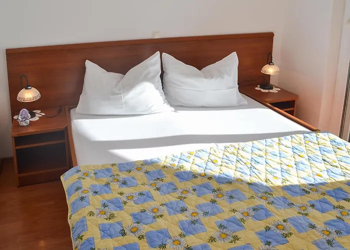 1 Bedroom Gorgeous In Apartament Turanj